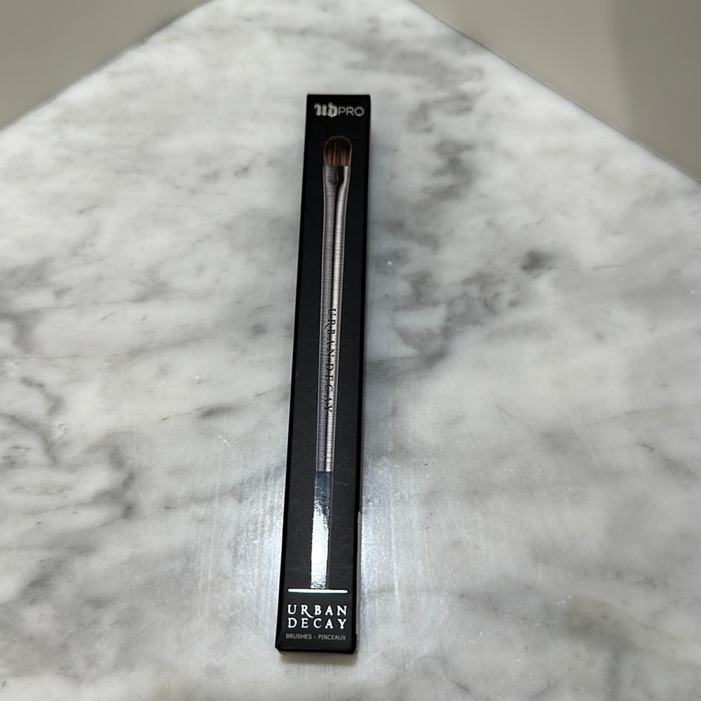 NEW Urban Decay Pro flat eyeshadow brush E206